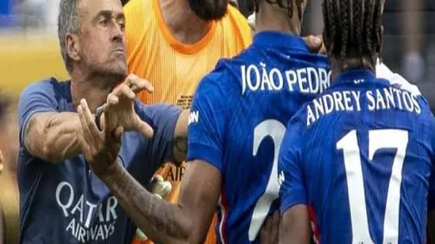 宁忠岩刷新亚洲速度滑冰1500米记录，荣获金牌